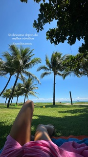 Camila Coelho feet photo thumbnail