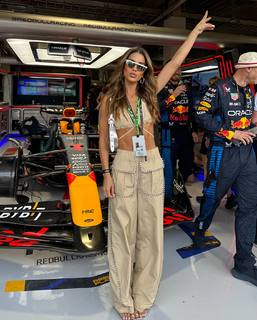 Camila Coelho feet photo thumbnail