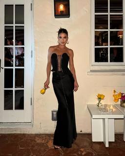 Camila Coelho feet photo thumbnail