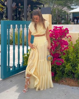 Camila Coelho feet photo thumbnail