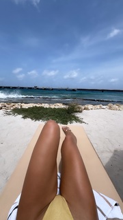 Camila Coelho feet photo thumbnail