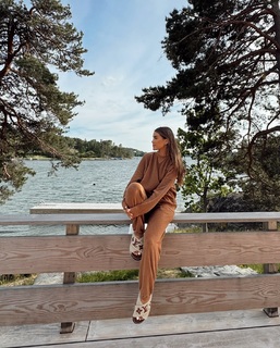 Camila Coelho feet photo thumbnail