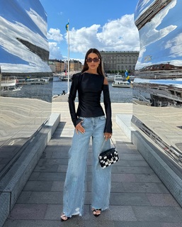 Camila Coelho feet photo thumbnail