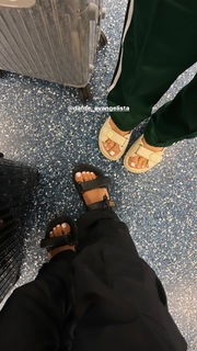 Camila Coelho feet photo thumbnail