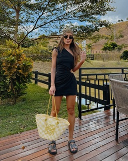 Camila Coelho feet photo thumbnail