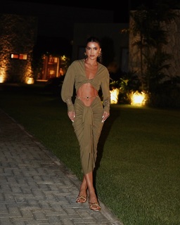 Camila Coelho feet photo thumbnail