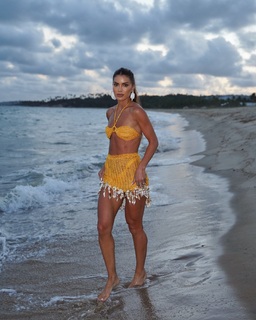 Camila Coelho feet photo thumbnail