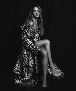 Camila Coelho feet photo thumbnail