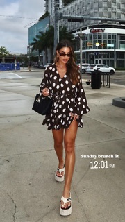 Camila Coelho feet photo thumbnail