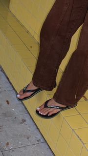 Camila Coelho feet photo thumbnail