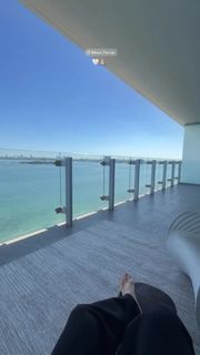 Camila Coelho feet photo thumbnail