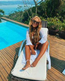 Camila Loures feet photo 2
