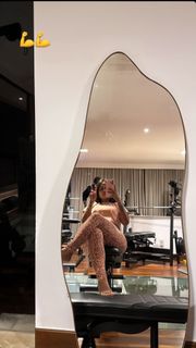 Camila Loures feet photo 3