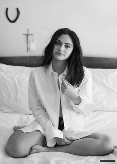 Camila Mendes feet photo thumbnail