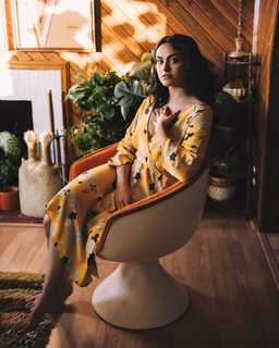 Camila Mendes feet photo thumbnail