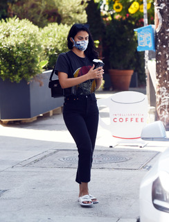 Camila Mendes feet photo thumbnail