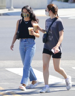Camila Mendes feet photo thumbnail