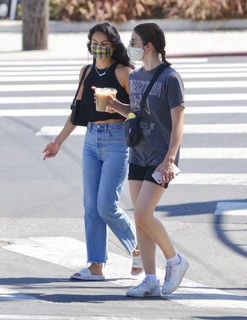Camila Mendes feet photo thumbnail