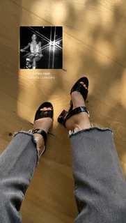 Camila Mendes feet photo thumbnail