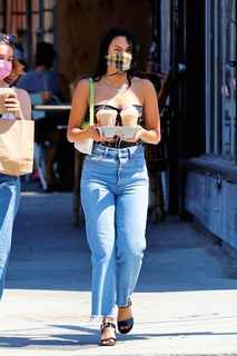 Camila Mendes feet photo thumbnail