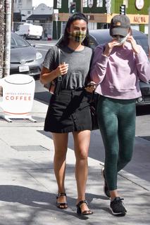 Camila Mendes feet photo thumbnail