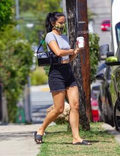Camila Mendes feet photo thumbnail