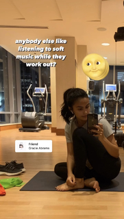 Camila Mendes feet photo thumbnail