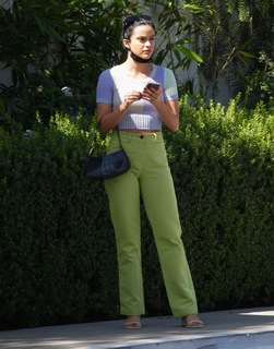 Camila Mendes feet photo thumbnail