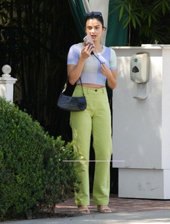 Camila Mendes feet photo thumbnail