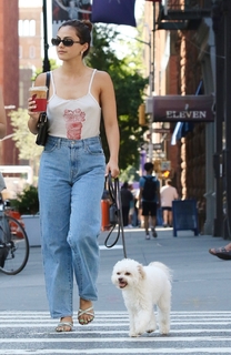 Camila Mendes feet photo thumbnail