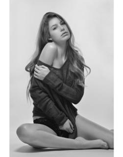 Camila Morrone feet photo thumbnail