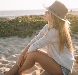 Camila Morrone feet photo thumbnail