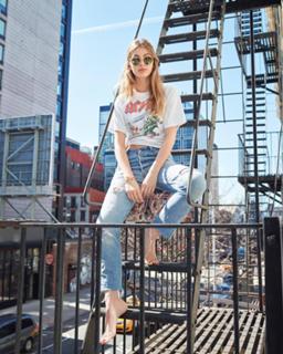 Camila Morrone feet photo thumbnail