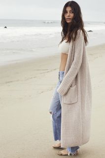 Camila Morrone feet photo thumbnail