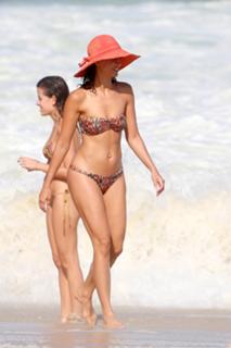 Camila Pitanga feet photo 3