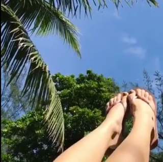 Camila Queiroz feet photo thumbnail