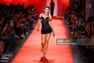 Camila Queiroz feet photo thumbnail