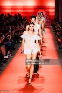 Camila Queiroz feet photo thumbnail