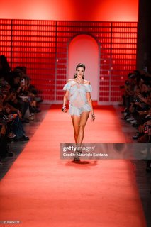 Camila Queiroz feet photo thumbnail