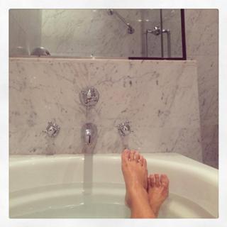 Camila Raznovich feet photo thumbnail