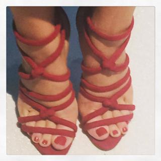 Camila Raznovich feet photo thumbnail