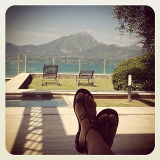 Camila Raznovich feet photo thumbnail