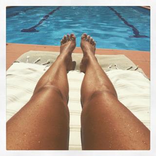 Camila Raznovich feet photo thumbnail