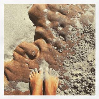 Camila Raznovich feet photo thumbnail