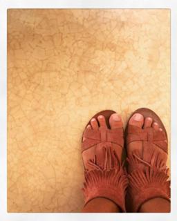 Camila Raznovich feet photo thumbnail