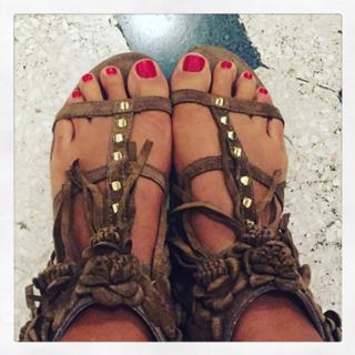 Camila Raznovich feet photo thumbnail