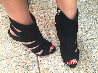 Camila Raznovich feet photo thumbnail