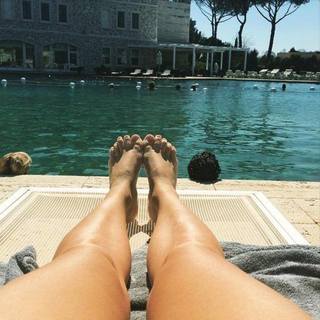 Camila Raznovich feet photo thumbnail