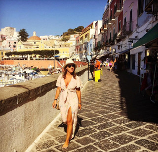 Camila Raznovich feet photo thumbnail