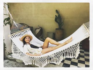 Camila Raznovich feet photo thumbnail